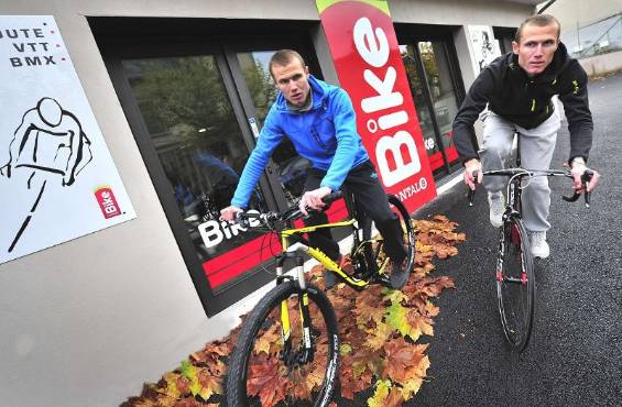 Vincent et Matthieu devant le magasin Cantal Bike